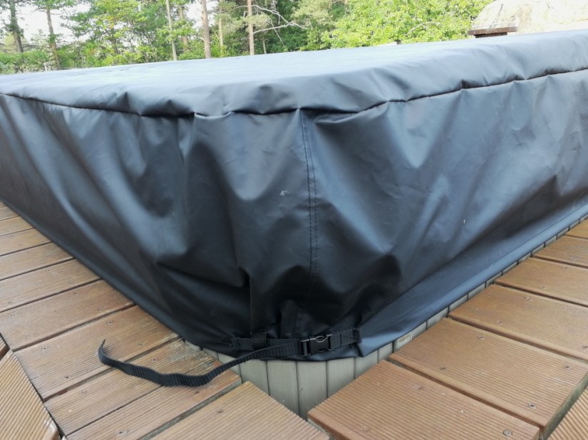 Cover jacuzzi corner grip